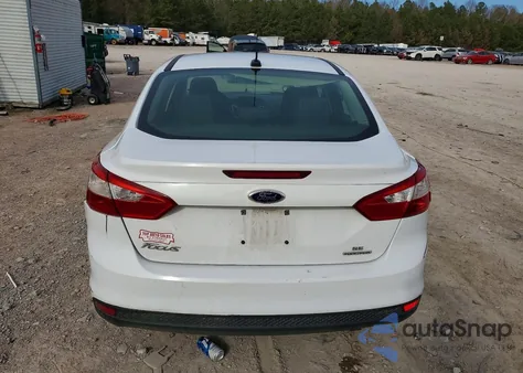 2014 Ford Focus Se z USA, uszkodzony, nr VIN 1FADP3F27EL454944